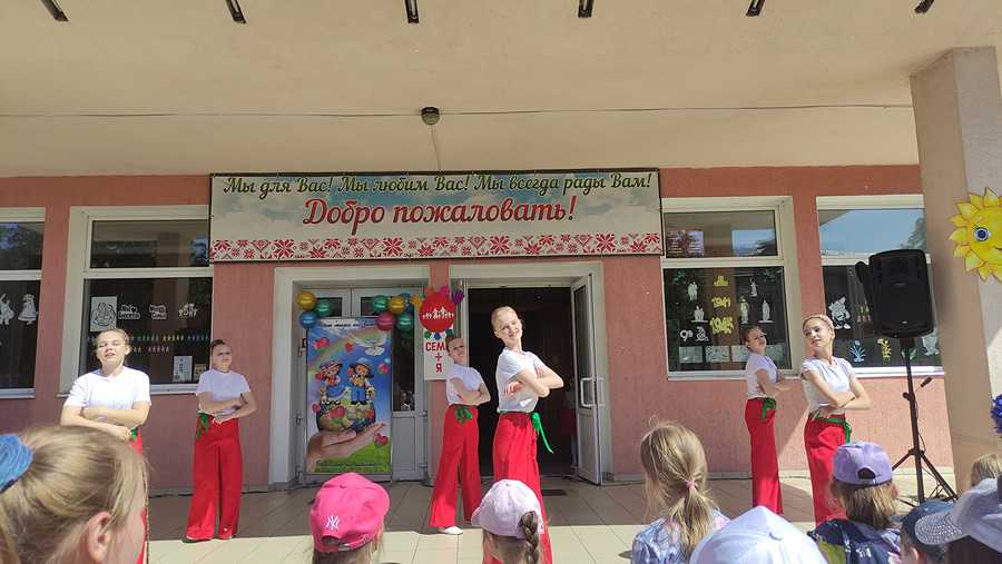 Игровые площадки, конкурс рисунков на асфальте и даже настоящие овчарки! В Бобруйске прошел большой детский праздник
