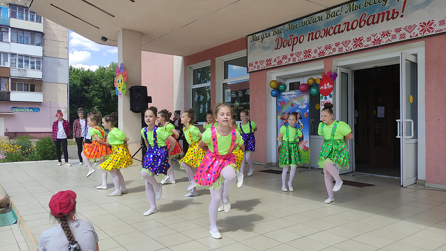 Игровые площадки, конкурс рисунков на асфальте и даже настоящие овчарки! В Бобруйске прошел большой детский праздник