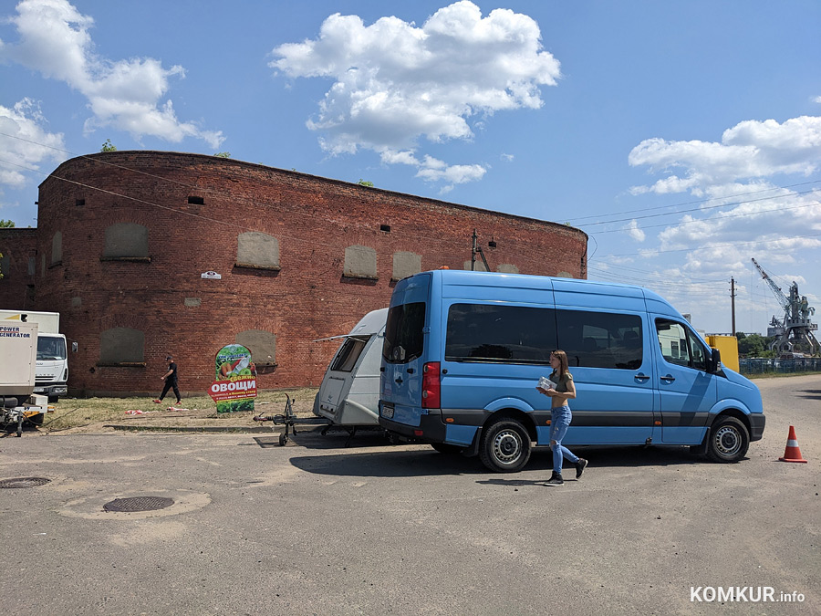 На этой неделе, с 5 по 9 июня, сотрудники овощного склада ОАО «Рассвет им. К. П. Орловского» в переулке Циолковского, 30 делят рабочее место со съемочной группой фильма.