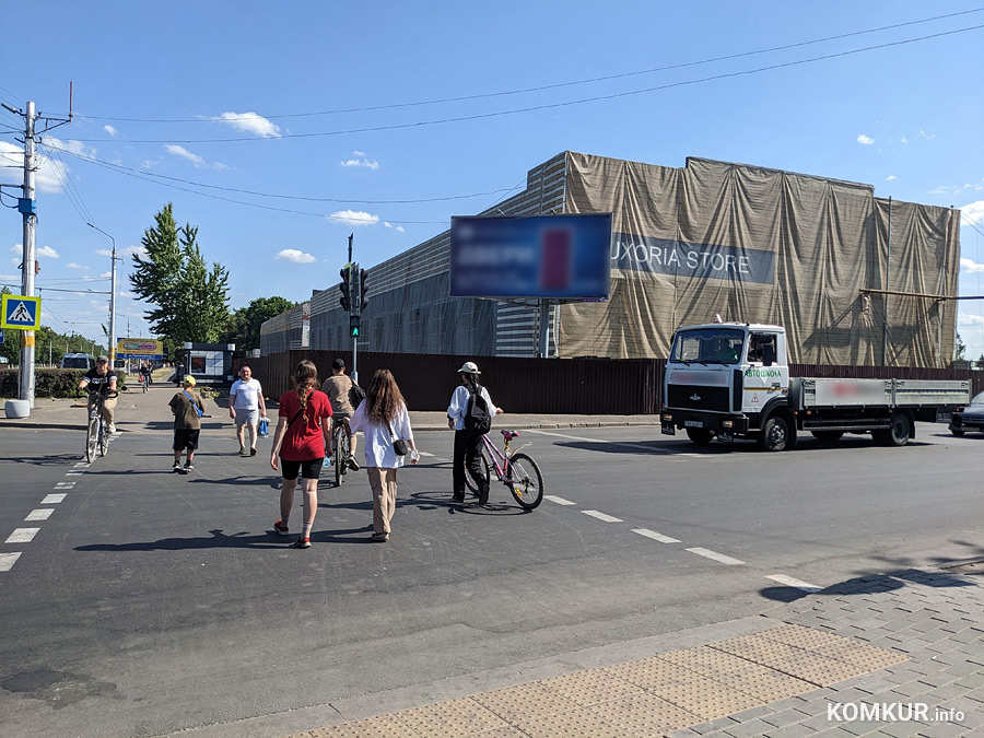 На перекрестке улиц Минской и Орджоникидзе на этой неделе началась активная стадия реконструкции зданий, которые пустовали долгие годы.