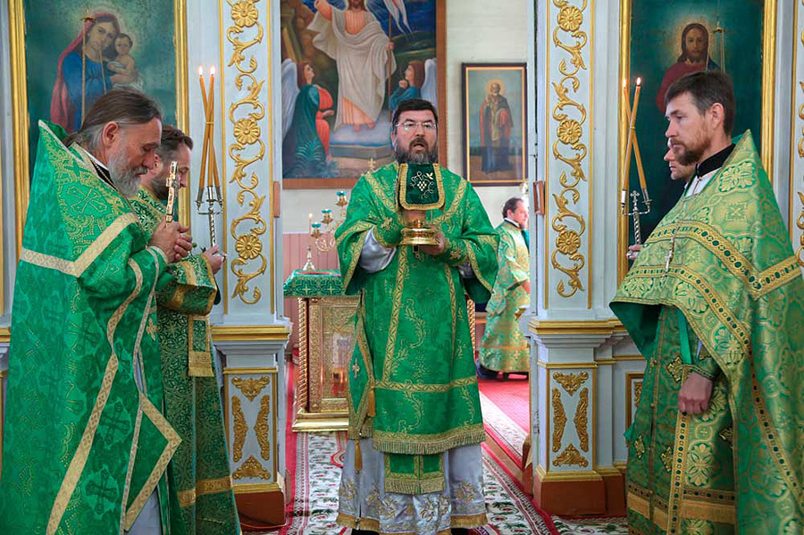 4 июня, в праздник Пятидесятницы, епископ Бобруйский и Быховский Серафим совершил праздничную Божественную литургию в Троицком храме Быхова.