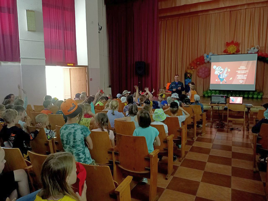 Сотрудники ГАИ, МЧС и горгаза Бобруйска побывали с интересной программой в детском лагере «Мечта» (+видео)
