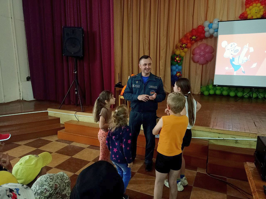 Сотрудники ГАИ, МЧС и горгаза Бобруйска побывали с интересной программой в детском лагере «Мечта» (+видео)