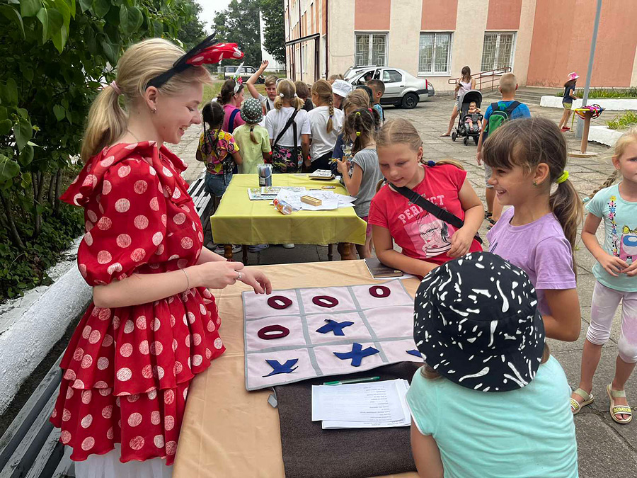 В последние дни уходящих летних дней в УК «Центр досуга и творчества г. Бобруйска» для детей была организована игровая, музыкально-театрализованная программа «До свидания лето!».