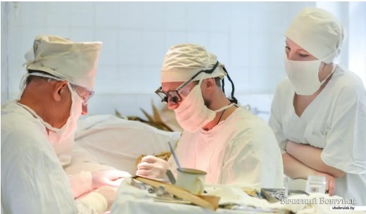 Хирург-травматолог Геннадий Комаров и сосудистый хирург Сергей Жук (в центре)