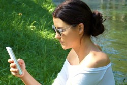 Как читать на смартфоне, чтобы не «посадить» глаза? Простые советы по настройке