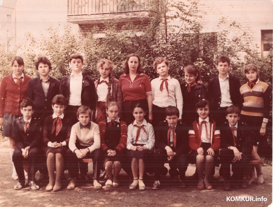 Группа английского языка 6 «Б» класса СШ №2 под руководством учительницы Павловой Людмилы Петровны. 1986 год. Автор материала - крайний справа в первом ряду.