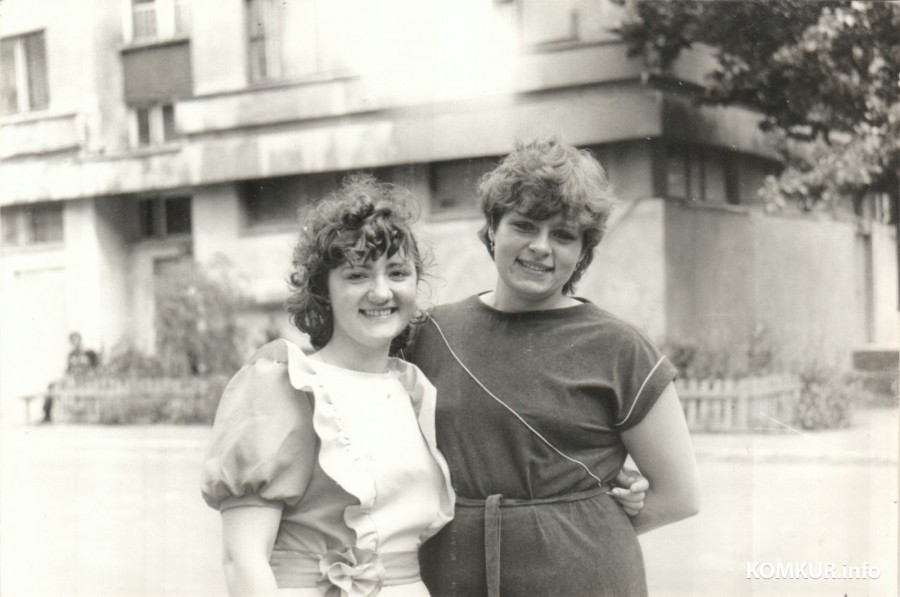 Елена Кошель (слева) с подругой Татьяной. 1985.