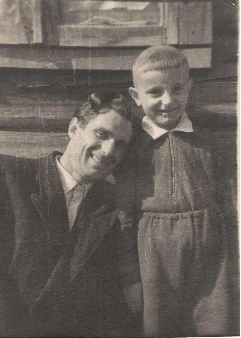 Маленький Эдуард с отцом Рудольфом Михайловичем. Фото из архива автора