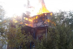 В Бобруйском районе горел трехэтажный жилой дом. Видео