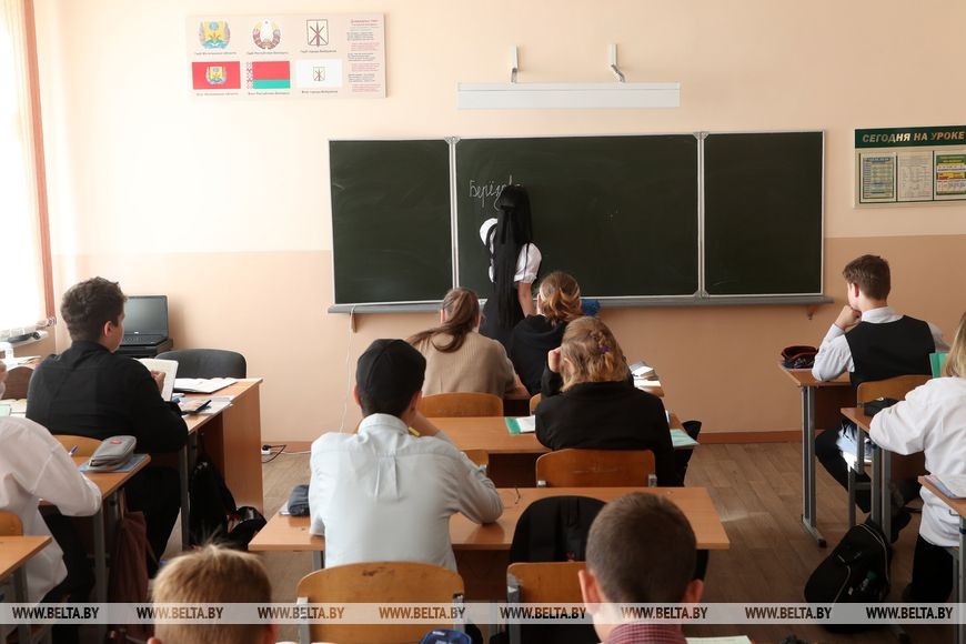 В Бобруйске в СШ №27 работают учителя-близнецы. Фото БЕЛТА.