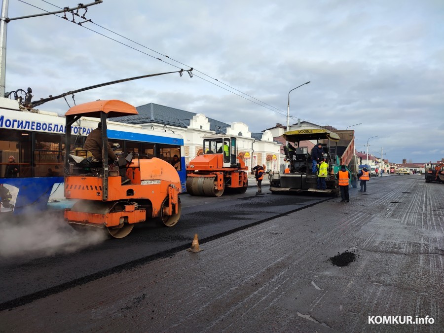 Погода – не помеха. В Бобруйске ремонтируют улицу Дзержинского с использованием «сезонного» асфальта