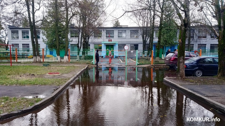У детского сада в центре Бобруйска разлилась большая лужа. Коммунальщики обещают помочь