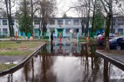 У детского сада в центре Бобруйска разлилась большая лужа. Коммунальщики обещают помочь