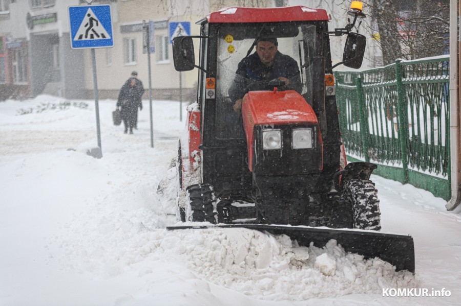 Бобруйск заметает снегом. Как город справляется с непогодой