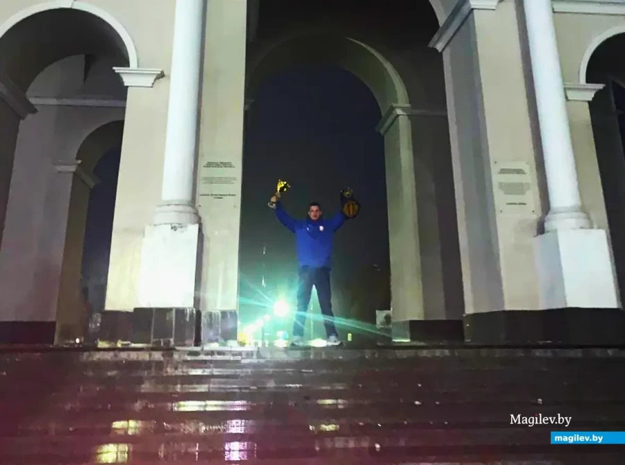 Могилевчанин вошел в родной город через Триумфальную арку. Замечательная победная традиция нашего спортсмена
