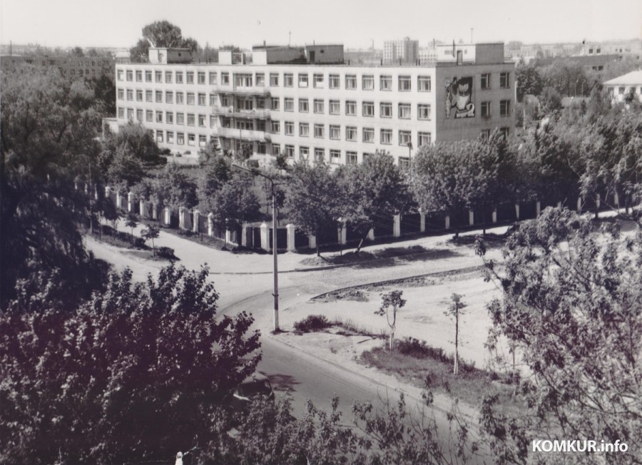 1970-е годы 20 века. Бобруйск. Вид на хирургический корпус городской больницы СМП с улицы Октябрьской.