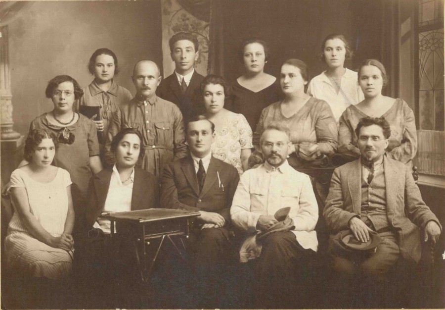 Группа медработников Бобруйской советской больницы. В 1-м ряду второй справа – В. О. Морзон. Бобруйск, 1927-28 гг