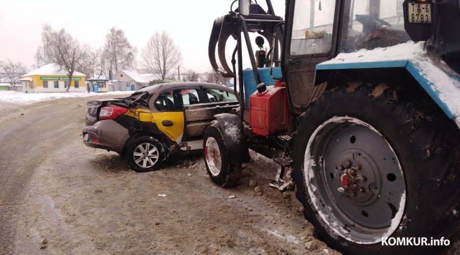 Авария в Бобруйске: такси не разъехалось с трактором