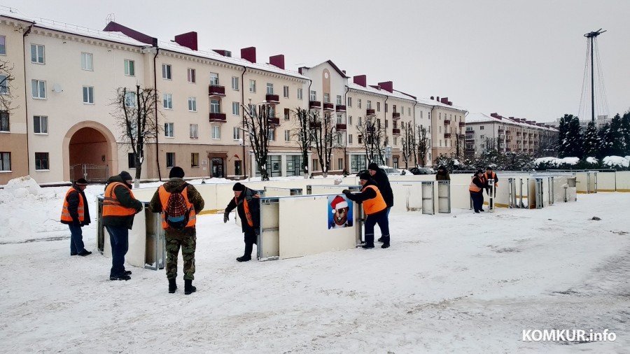 На площади Ленина в Бобруйске собирают каток. Где еще можно покататься на коньках? (видео)