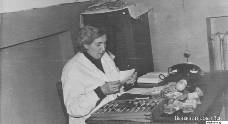 Александра Андреевна Чайка на работе в магазине «Чайка», Бобруйск, 1960-е годы.