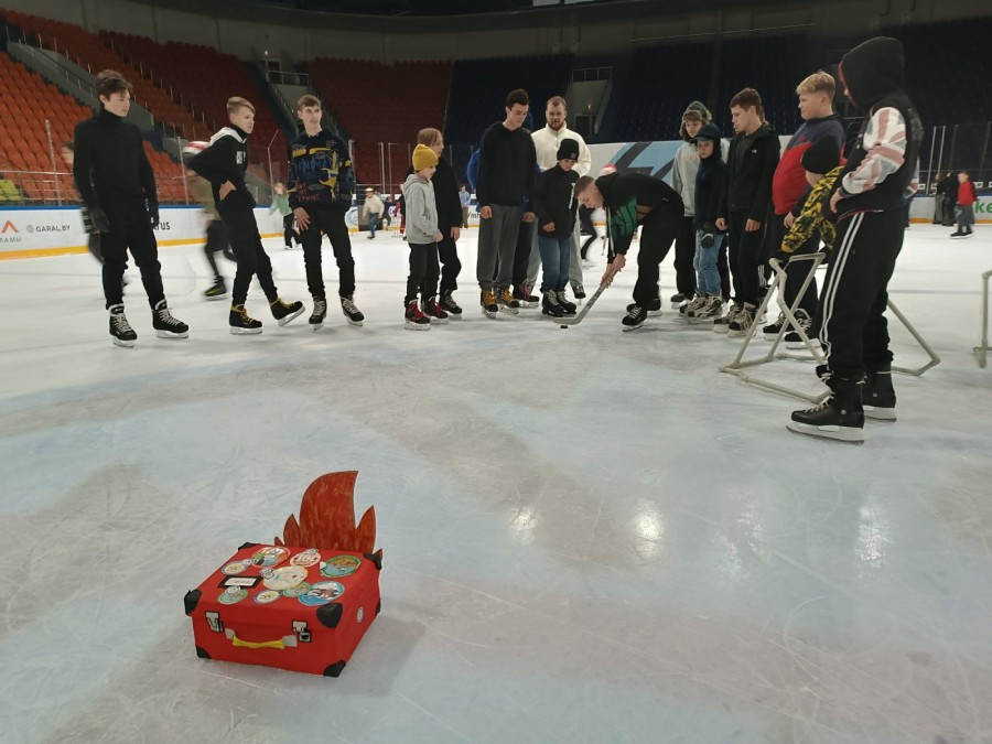 Безопасность на коньках, или Как Пожарный Дед Мороз посетил «Бобруйск-Арену». Фото: БГРОЧС