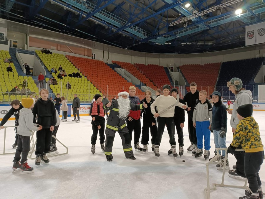 Безопасность на коньках, или Как Пожарный Дед Мороз посетил «Бобруйск-Арену». Фото: БГРОЧС