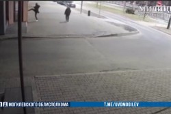 В Могилеве мужчина повредил плитку на здании магазина – теперь придется возместить причиненный ущерб. Видео