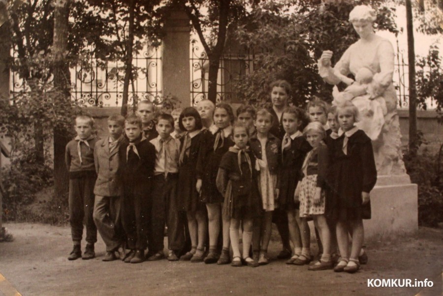 Эльза Григорьевна с одноклассниками, учащимися средней школы №3. 4 класс. В парке Горького Могилева. Начало 1960-х.