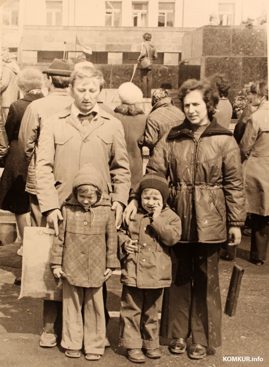 Конец 1970-х, Могилев. На праздничной демонстрации семья Гаврюшенко в полном составе. Фото из семейного архива семьи Гаврюшенко.