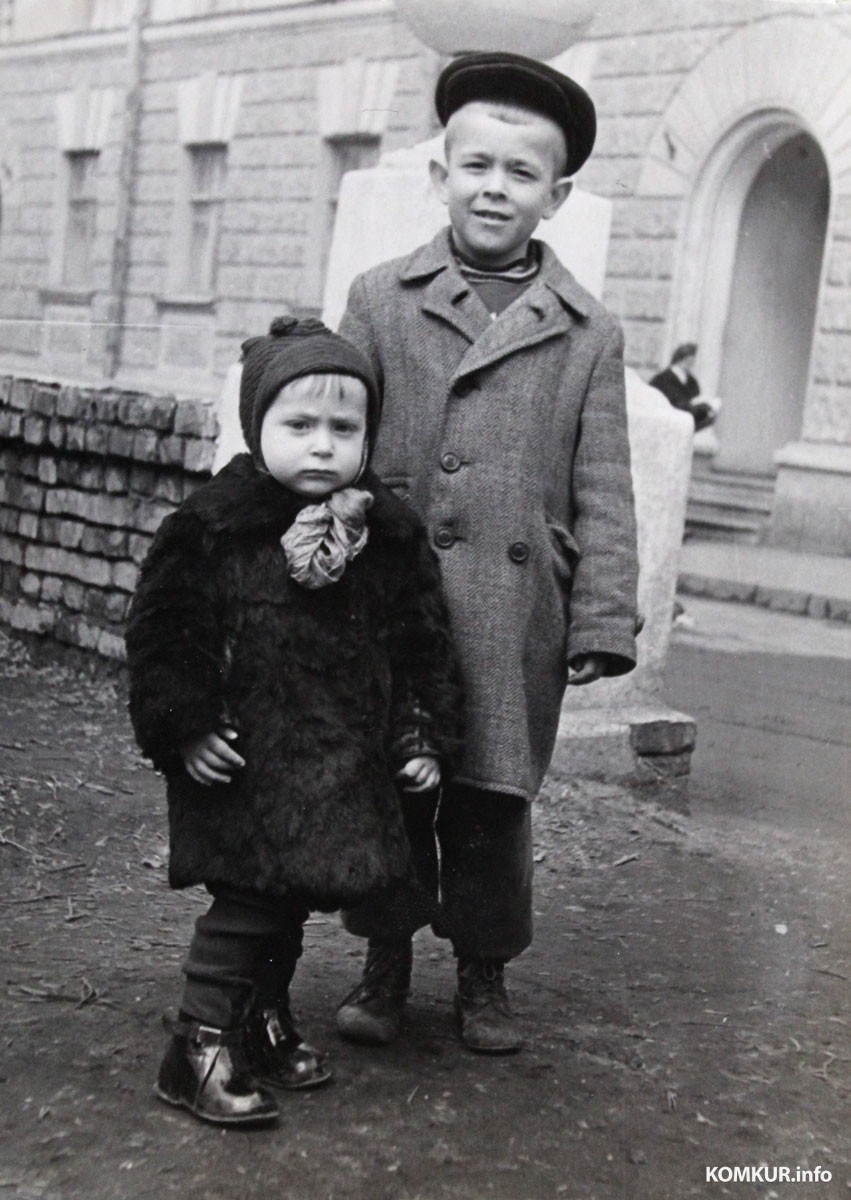 Прогулка в Комсомольском сквере: Александр с братом Павлом. На заднем плане - парадный вход в дом на Лепешинского, 14.1959 год. Фото из семейного архива.