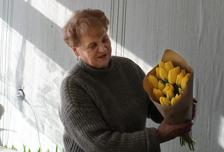 Мама Сергея Татьяна Николаевна помогает с посадкой и срезкой тюльпанов.
