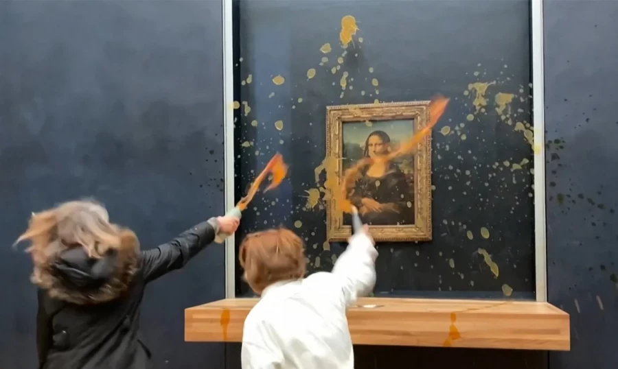 «Мону Лизу» Леонардо да Винчи облили супом в парижском Лувре. Видео