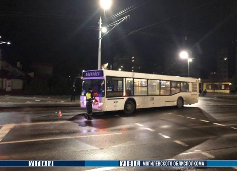 В Бобруйске мужчина попал под рейсовый автобус. ГАИ разыскивает очевидцев