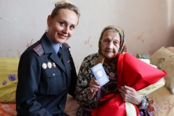Бобруйчанка отметила 100-летний юбилей: Елену Кравченко поздравили и вручили ей новый паспорт