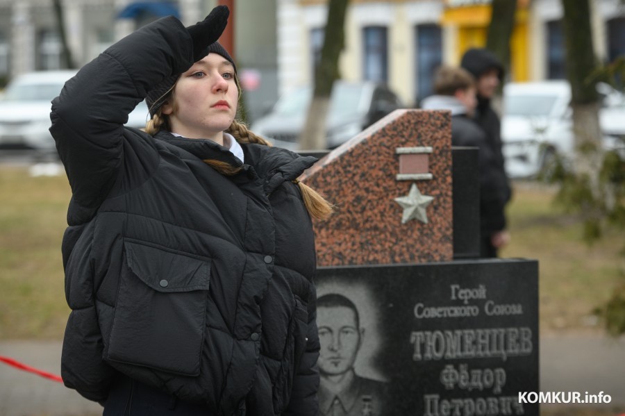 Парадный марш на Площади Победы. Бобруйск отмечает день защитников Отечества