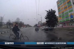 В Бобруйске сбили велосипедиста. Он пересекал дорогу по пешеходному переходу (видео)