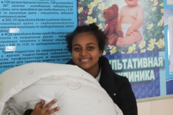 Мигрантка из Эфиопии родила в Могилеве дочку, а сейчас живет с ней в Славгороде