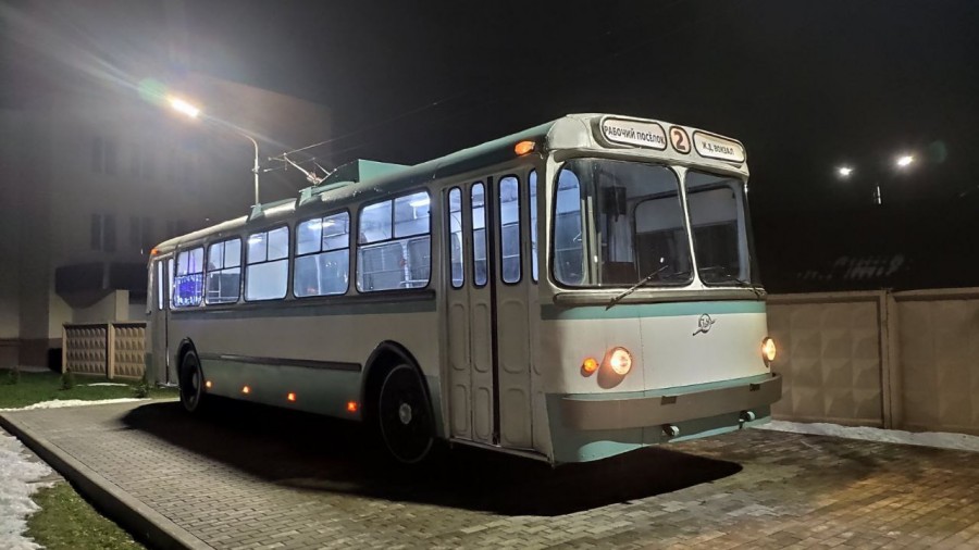  2023 г. Могилев, Рабочий поселок. Такие троллейбусы когда-то ходили по Могилеву... Сейчас просто экспонат для любопытных.