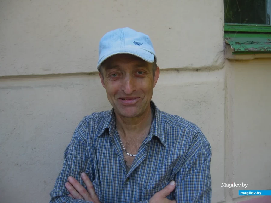 2003 г., Бобруйск. Александр Искандеров возле своего дома №66 по ул. Интернациональной.