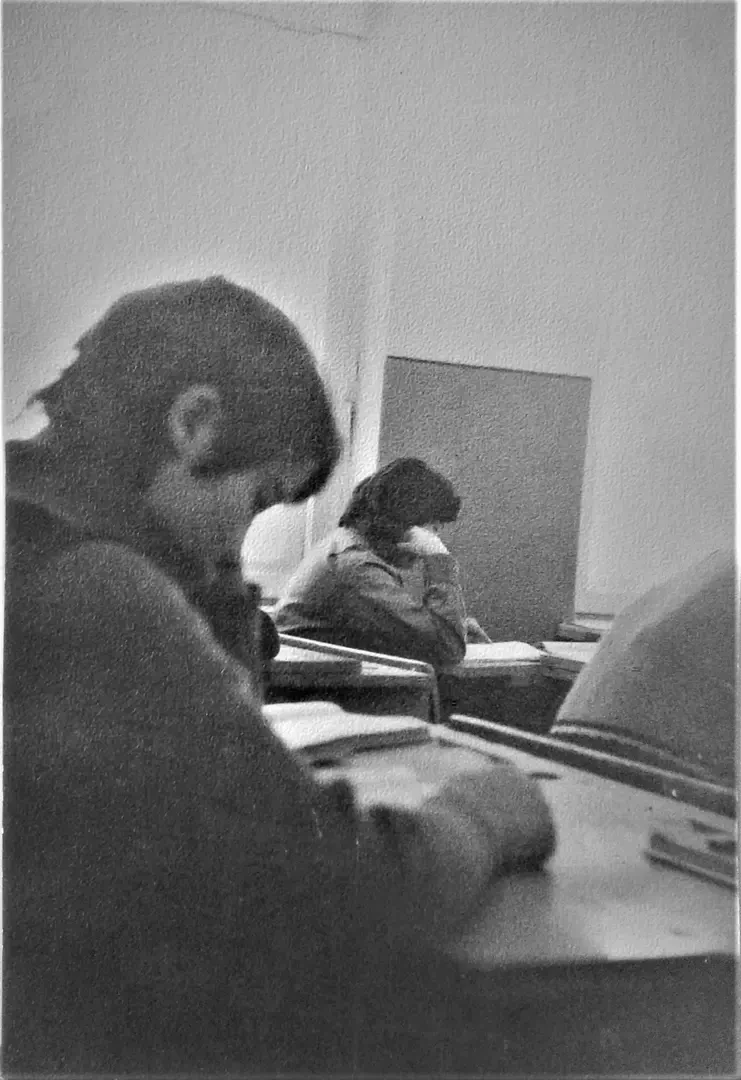 1971 год. Школа №19. На уроке (Валя Быкова, Света Шабалина).