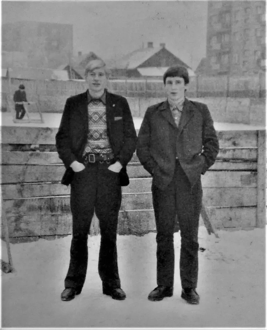 1971 год. Коля Ананич и Женя у школьной хоккейной коробки.
