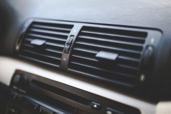 Как охладить воздух в авто даже без кондиционера и еще парочка крутых советов: пригодится всем автомобилистам