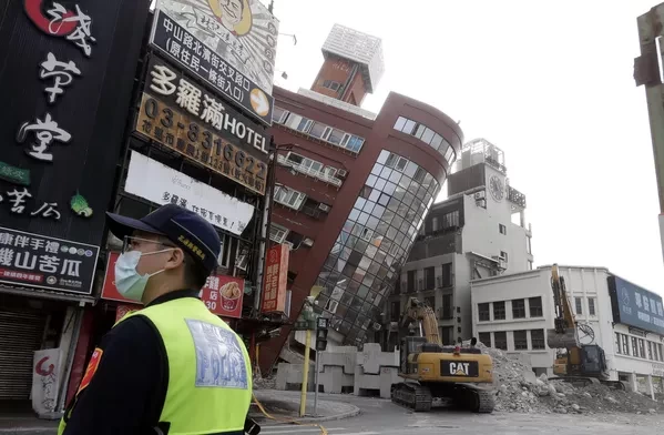 На Тайване устраняют последствия самого мощного за 25 лет землетрясения