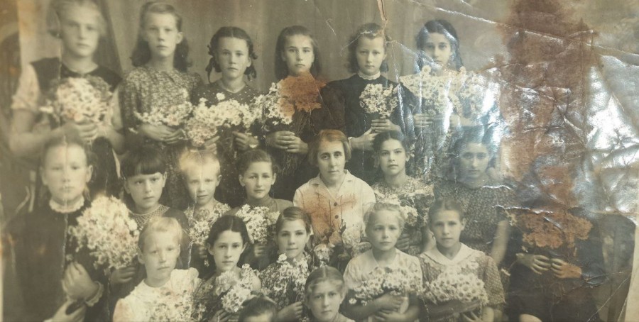 Конец 1940-х – начало 1950-х. Могилев, СШ №1. Крайняя левая в верхнем ряду – Надежда Федорович (бабушка Ольгиного мужа).