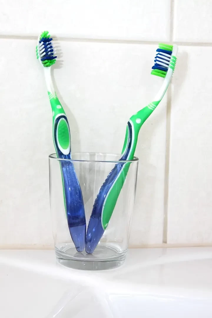 Стакан с зубными щетками на раковине – это стандартное, но не очень удобное решение.