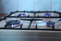 Как отмыть газовую плиту от нагара и жира: пятен и разводов не останется