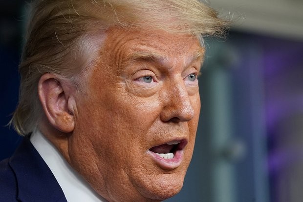Врач-токситолог назвал возможную причину оранжевого лица Трампа