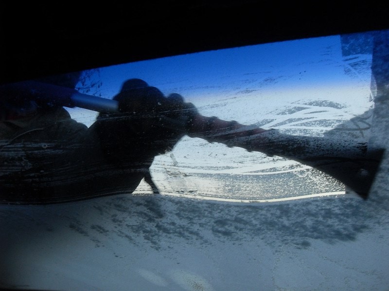 Как быстро и эффективно очистить обледеневшие стекла машины: опытным автомобилистам не нужен скребок