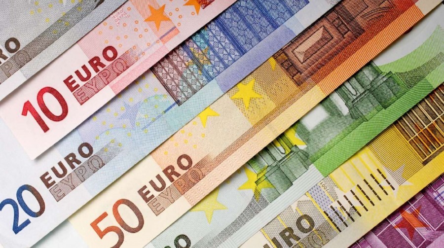 «Альфа Банк» перенес сроки введения комиссии за хранение на счетах долларов и евро